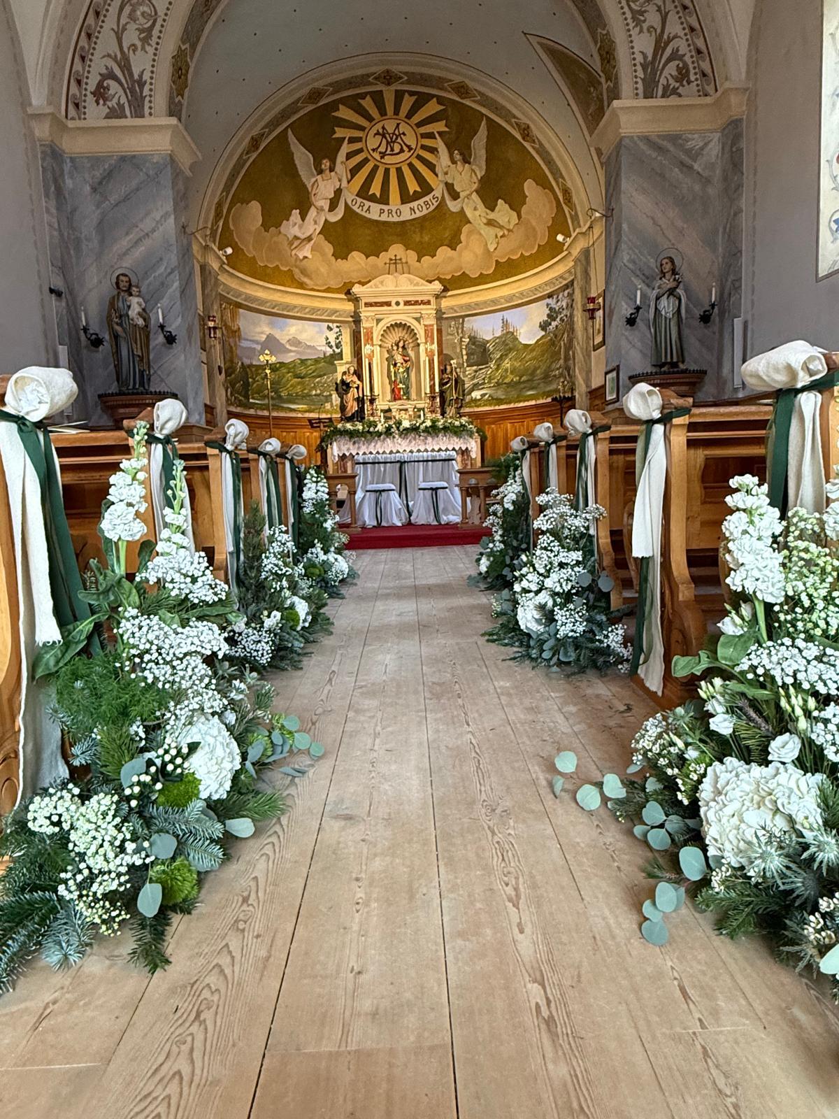  Allestimento floreale della Chiesa di Cadin per un matrimonio primaverile a Cortina d’Ampezzo.