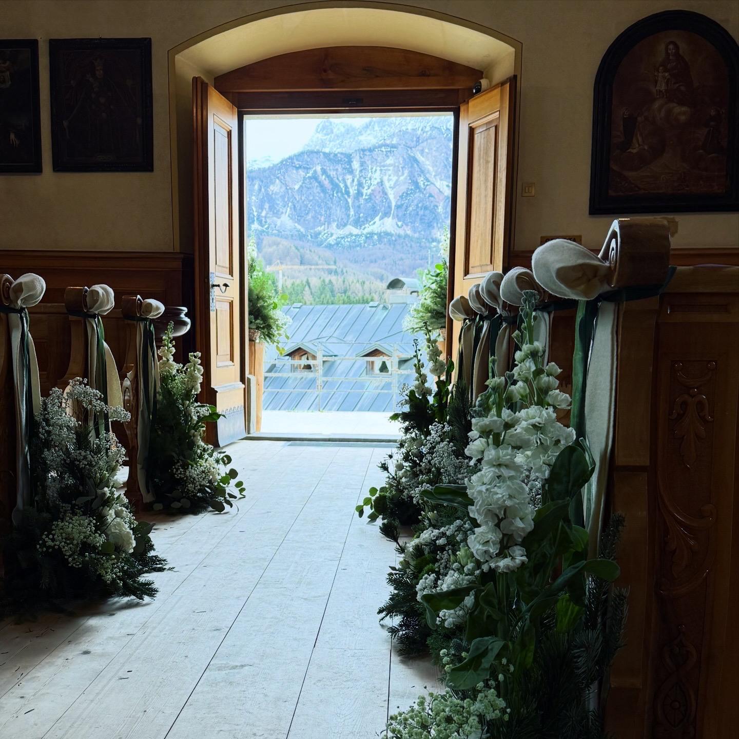  Allestimento floreale della Chiesa di Cadin per un matrimonio primaverile a Cortina d’Ampezzo.