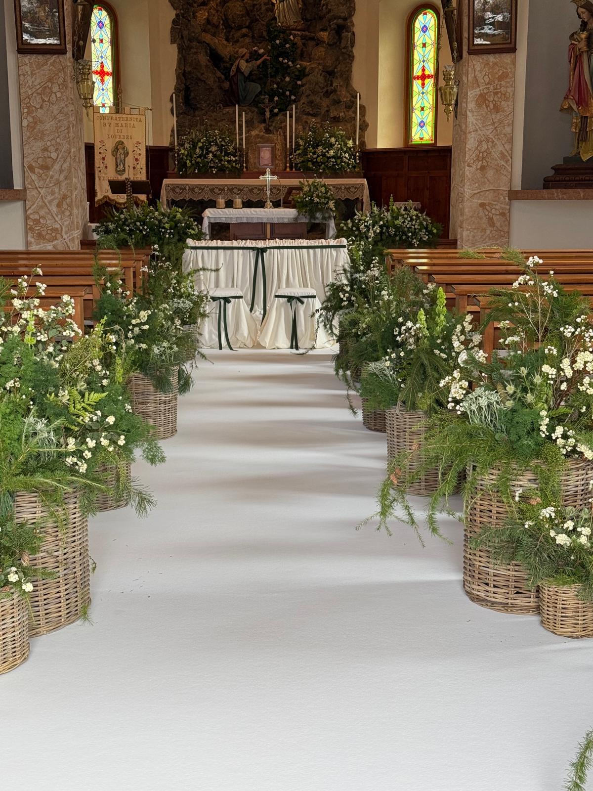  Allestimento floreale della Chiesa di Verocai in occasione di un matrimonio settembrino a Cortina d’Ampezzo.