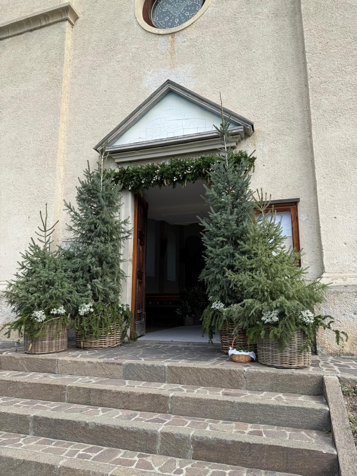  Allestimento floreale della Chiesa di Verocai in occasione di un matrimonio settembrino a Cortina d’Ampezzo.