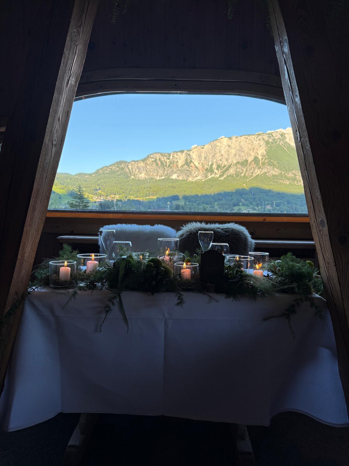 Allestimento floreale del ristorante Alajmo in occasione di un matrimonio estivo a Cortina d’Ampezzo.