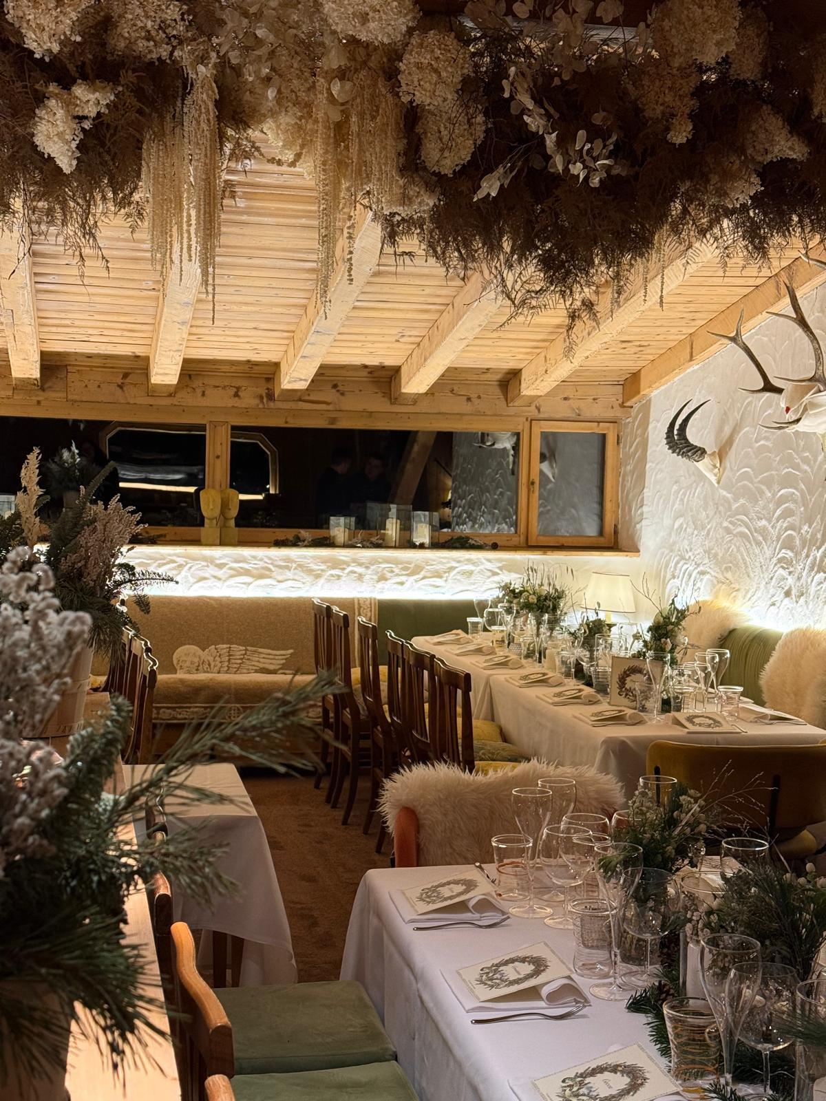 Allestimento floreale del ristorante Alajmo in occasione di un matrimonio estivo a Cortina d’Ampezzo.