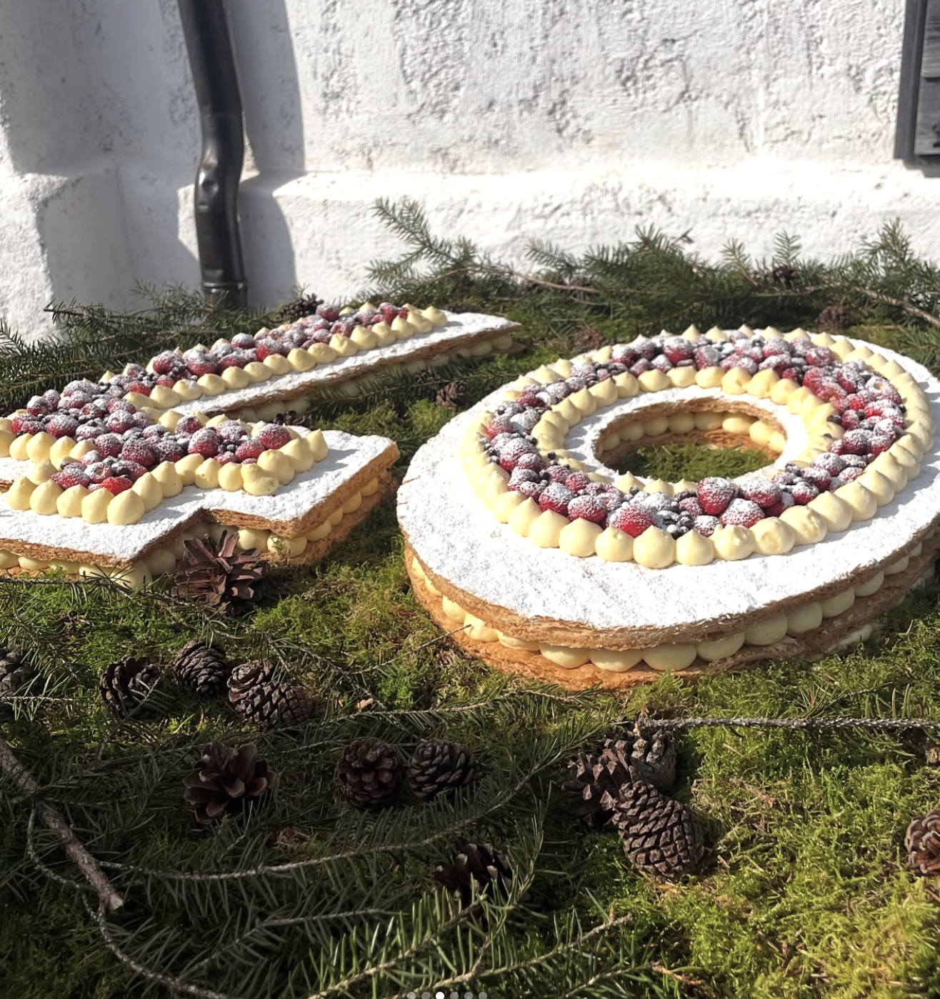 Realizzazione di decorazioni per le torte celebrative
